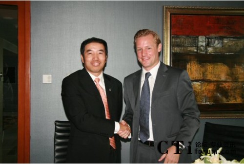 Convergys公司亞太區(qū)常務(wù)董事Benjamin Hart與宇信易誠(chéng)CEO洪衛(wèi)東